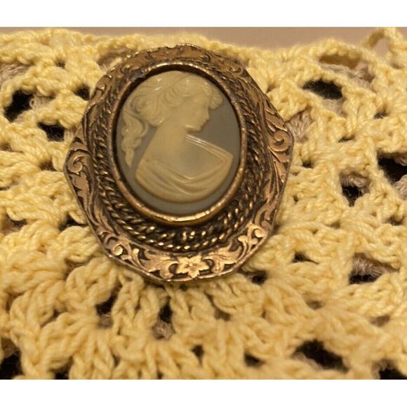 Vintage Signed PERI blue and white Cameo brooch/pendant. Gold Tone - Picture 3 of 7